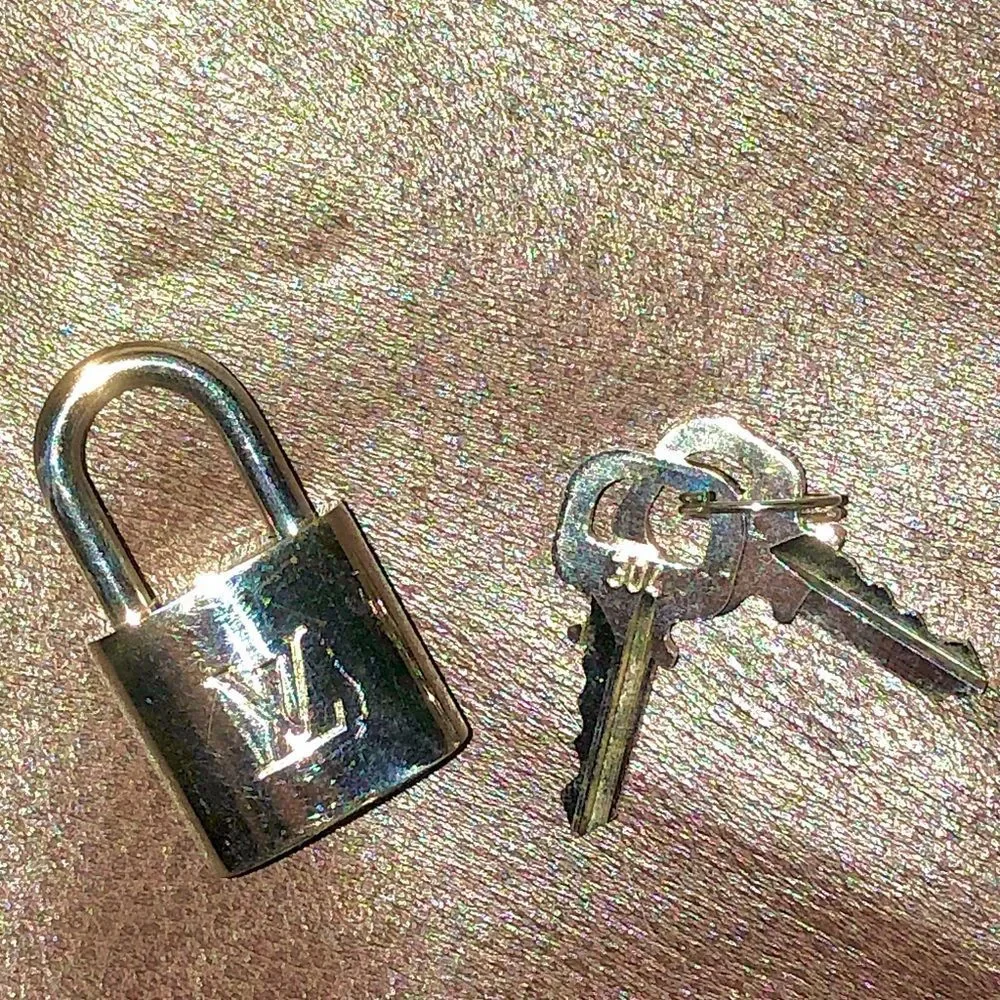 LOUIS VUITTON Palladium Lock and Key Silver Padlock Rare LV #304